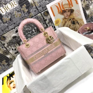 Lady Dior five-panel embroidery Size: 24 cm x 20 cm x 11 cm Model : M0565