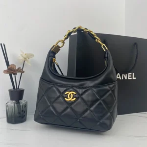 Chain underarm bag Model: size: 22X22X8cm