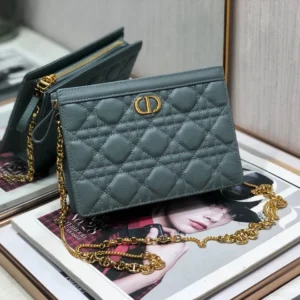 Caro Chain Clutch Size:19x14x3cm