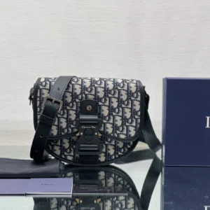 Gallop Messenger Bag Ref: 1ADPO033YKY Size: 20.5 x 16 x 5 cm