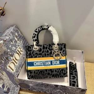 Lady 5-panel embroidery Size: 24 x 20 x 11 cm