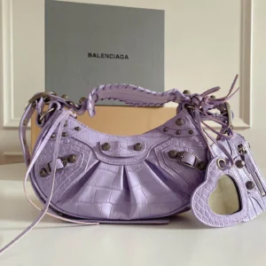 Underarm bag Size: 26*16*6cm