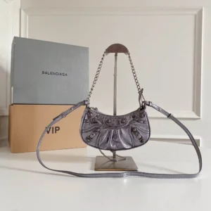 Crossbody bag Size: 20*11*4CM