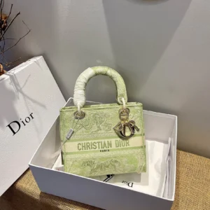 Lady D-Lite 5-panel embroidery Size: 24 x 20 x 11 cm