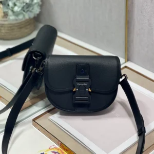 Gallop Messenger Bag Size: 20.5 x 16 x 5 cm Model: 033D