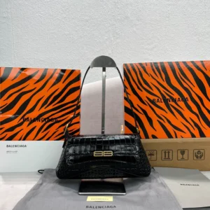 Underarm bag Size: 27x25.5x4.8cm Model: C16881080