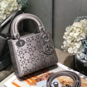 Lady Collection Silk Stamped Diamonds Size: 17cm