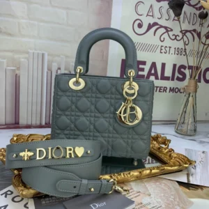 Lady Collection Handbag Ref: D6806 Size: 20 x 16.5 x 8 cm