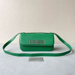 Shoulder bag Size: 23.5x12.4x10.4cm