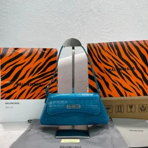 Underarm bag Size: 27x25.5x4.8cm Model: C16881080