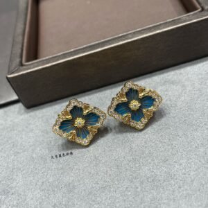 OPERA TULLE YELLOW GOLD BUTTON EARRINGS WITH BLUE ENAMELED ELEMENT