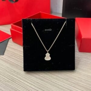 Wulu petite necklace in 18K rose gold set with mother-of-pearl and diamonds